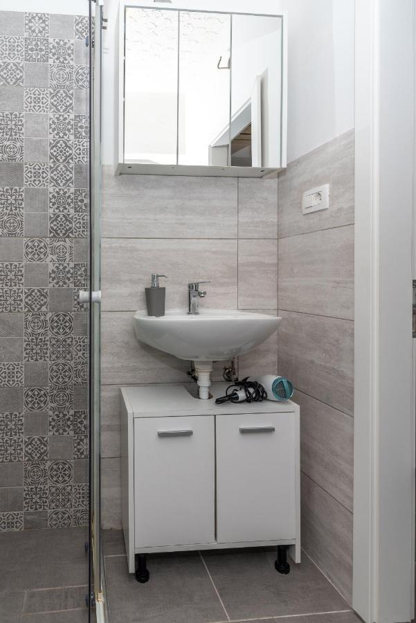 Studio Apartman Duje โตรกีร์ ภายนอก รูปภาพ